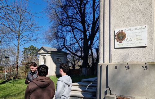 18_Székelyhíd római katolikus templom falán II.Rákóczi Ferenc domborműves emléktábla.jpg