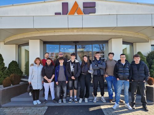 „Hagyományt faragunk - jövőt építünk" 