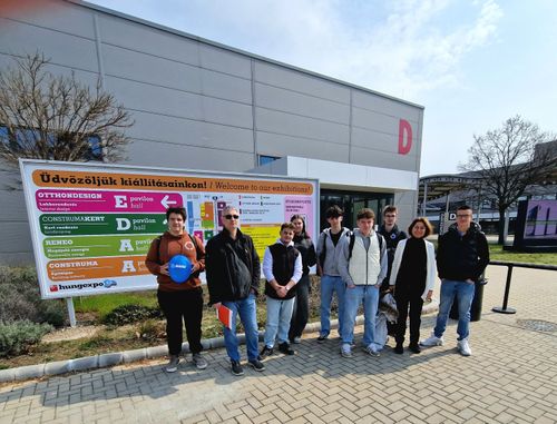 „Hagyományt faragunk - jövőt építünk"